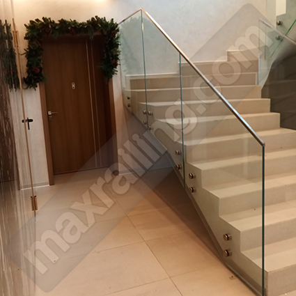 Стъклен парапет по стълби с дистанционер